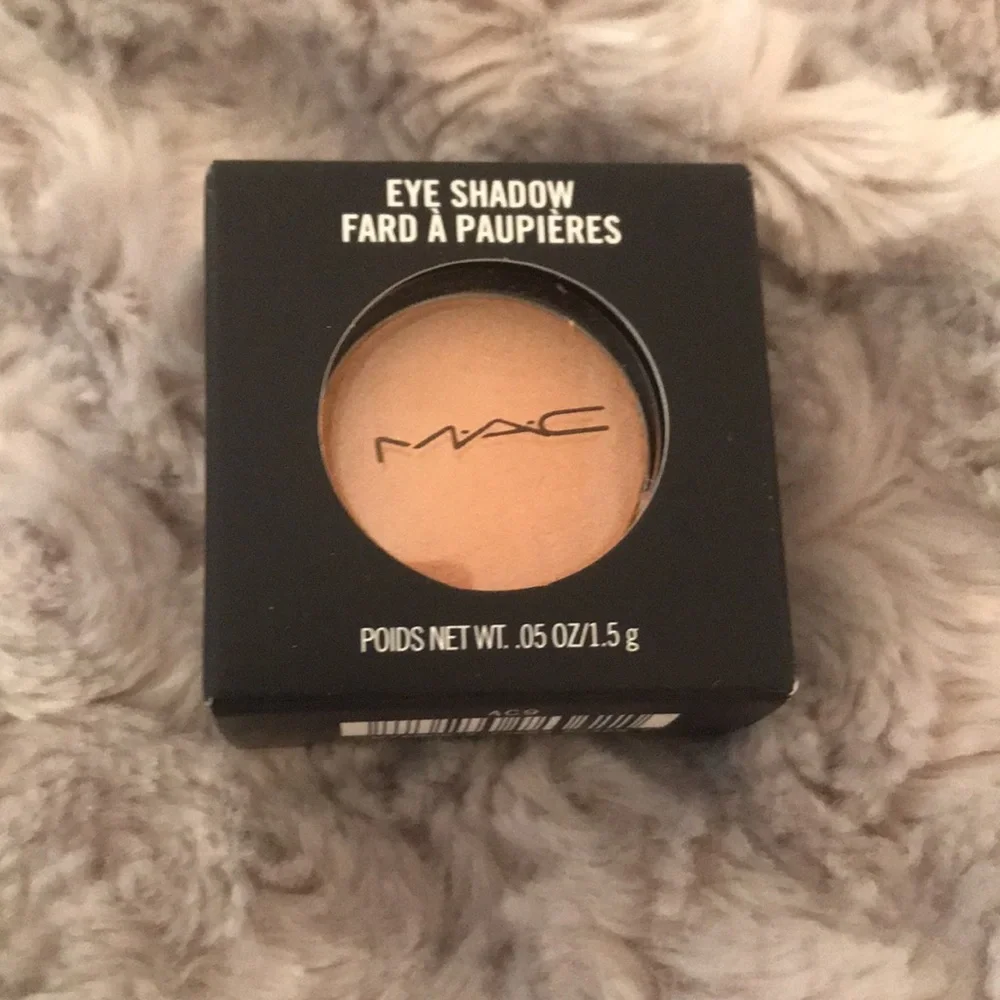 MAC Eye Shadow in Motif! BNIB - Picture 2 of 8